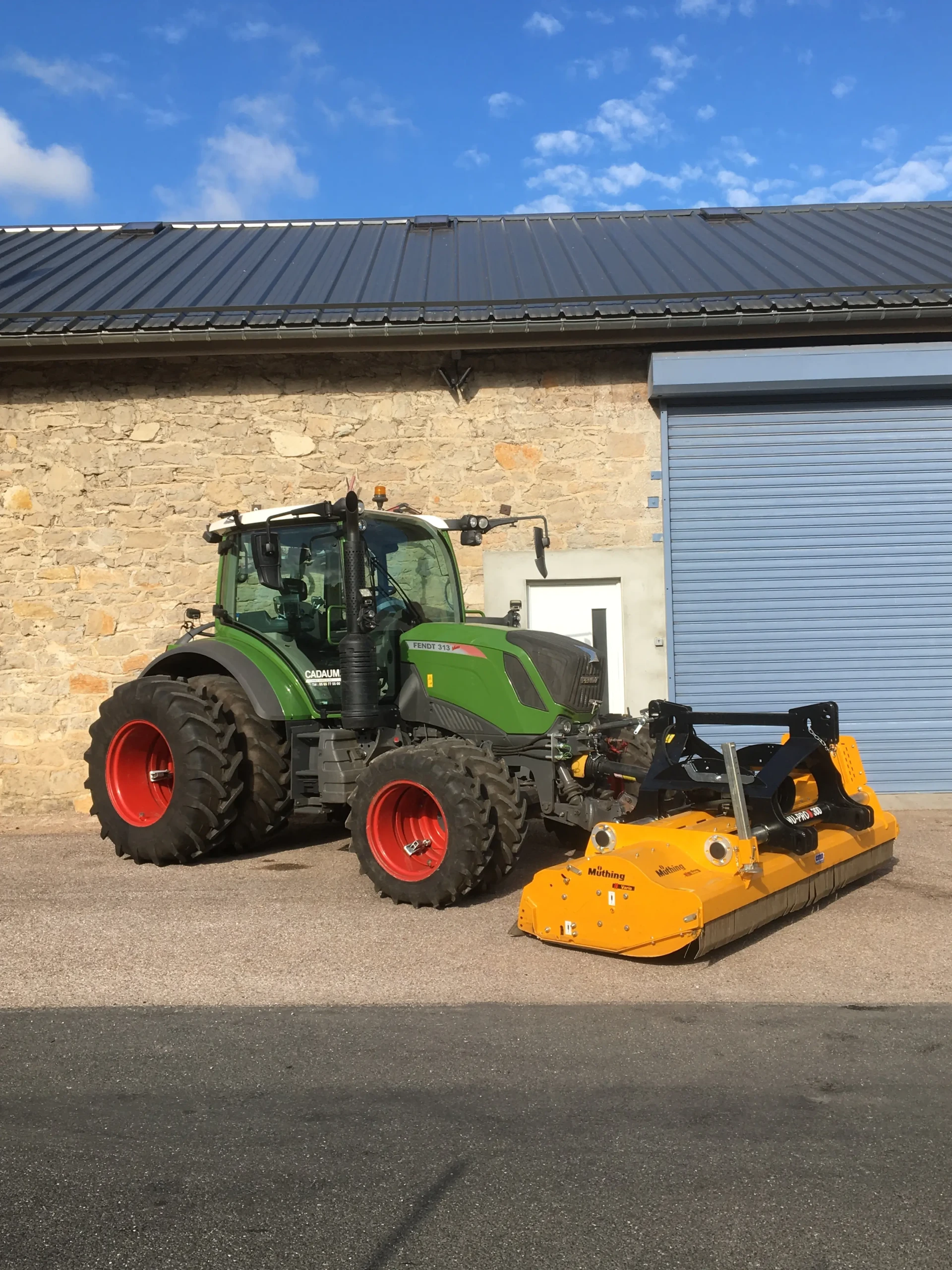 FENDT  avec broyeur frontal MUTHING